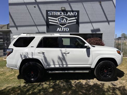 Used 2018 Toyota 4Runner SR5 AWD/4WD image 5