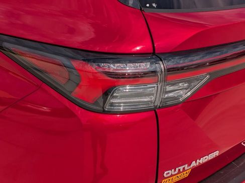 Used 2025 Mitsubishi Outlander SE FWD image 8