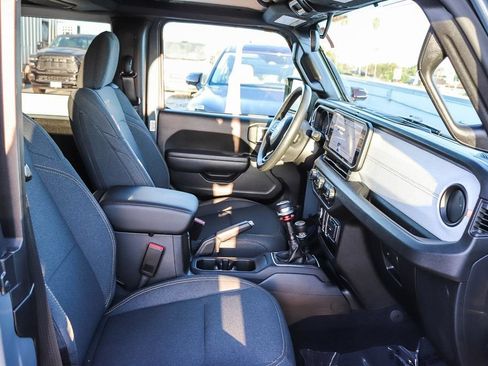 Used 2025 Jeep Wrangler Sport AWD/4WD image 19