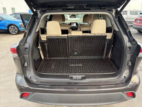 Used 2021 Toyota Highlander XLE image 8