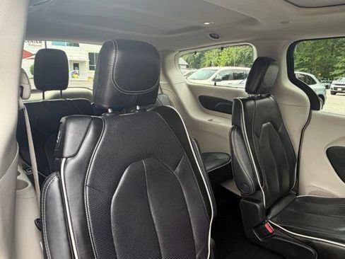 Used 2023 Chrysler Pacifica Limited FWD image 31