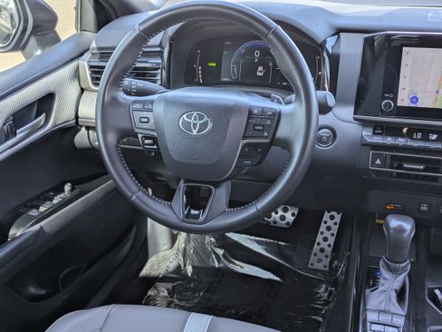 Used 2025 Toyota Camry SE w/ Convenience Package FWD image 15