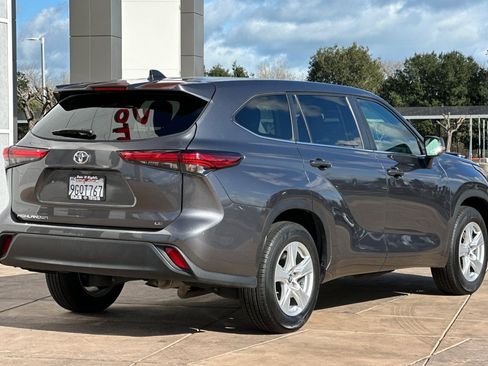 Used 2023 Toyota Highlander LE image 4