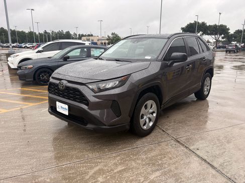 Used 2019 Toyota RAV4 LE FWD image 4