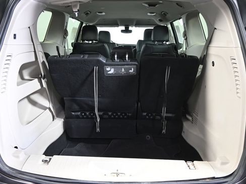 Used 2019 Chrysler Pacifica Touring-L FWD image 18