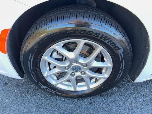 Used 2024 Chrysler Pacifica Touring-L image 9