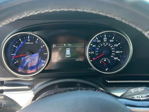 Used 2024 Kia Carnival LX FWD image 3