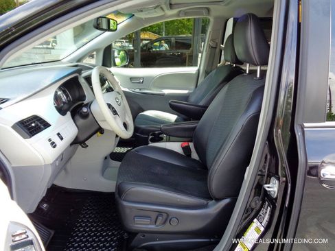 Used 2013 Toyota Sienna SE FWD image 8