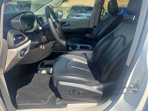Used 2023 Chrysler Pacifica Touring-L FWD image 11