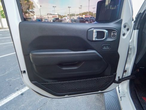 Used 2020 Jeep Gladiator Overland AWD/4WD image 16