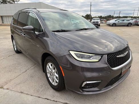 Used 2022 Chrysler Pacifica Touring-L FWD image 4