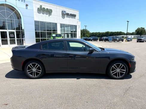 Used 2019 Dodge Charger SXT image 2