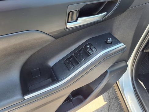 Used 2024 Toyota Highlander XLE FWD image 14