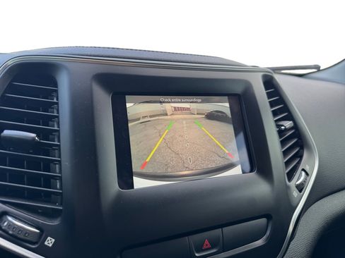 Used 2019 Jeep Cherokee Latitude w/ Popular Appearance Group image 13