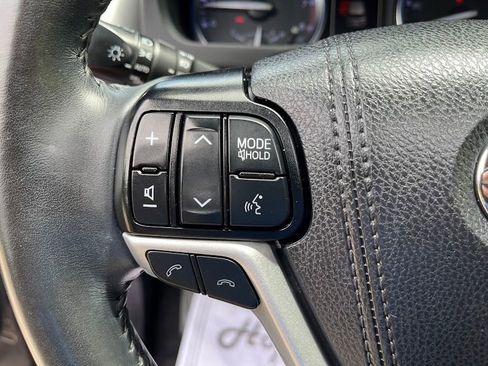 Used 2019 Toyota Highlander XLE AWD/4WD image 14