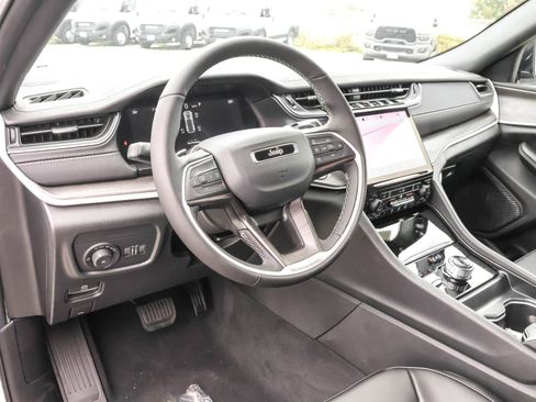 New 2025 Jeep Grand Cherokee Limited image 3