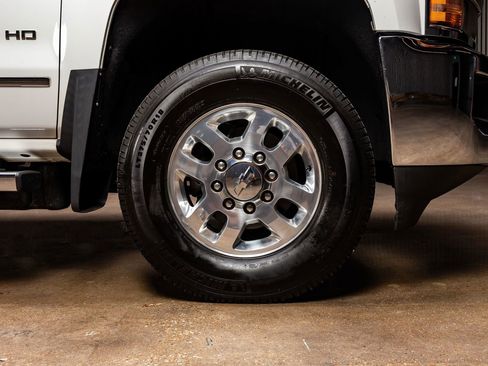 Used 2015 Chevrolet Silverado 2500 LTZ w/ LTZ Plus Package image 11