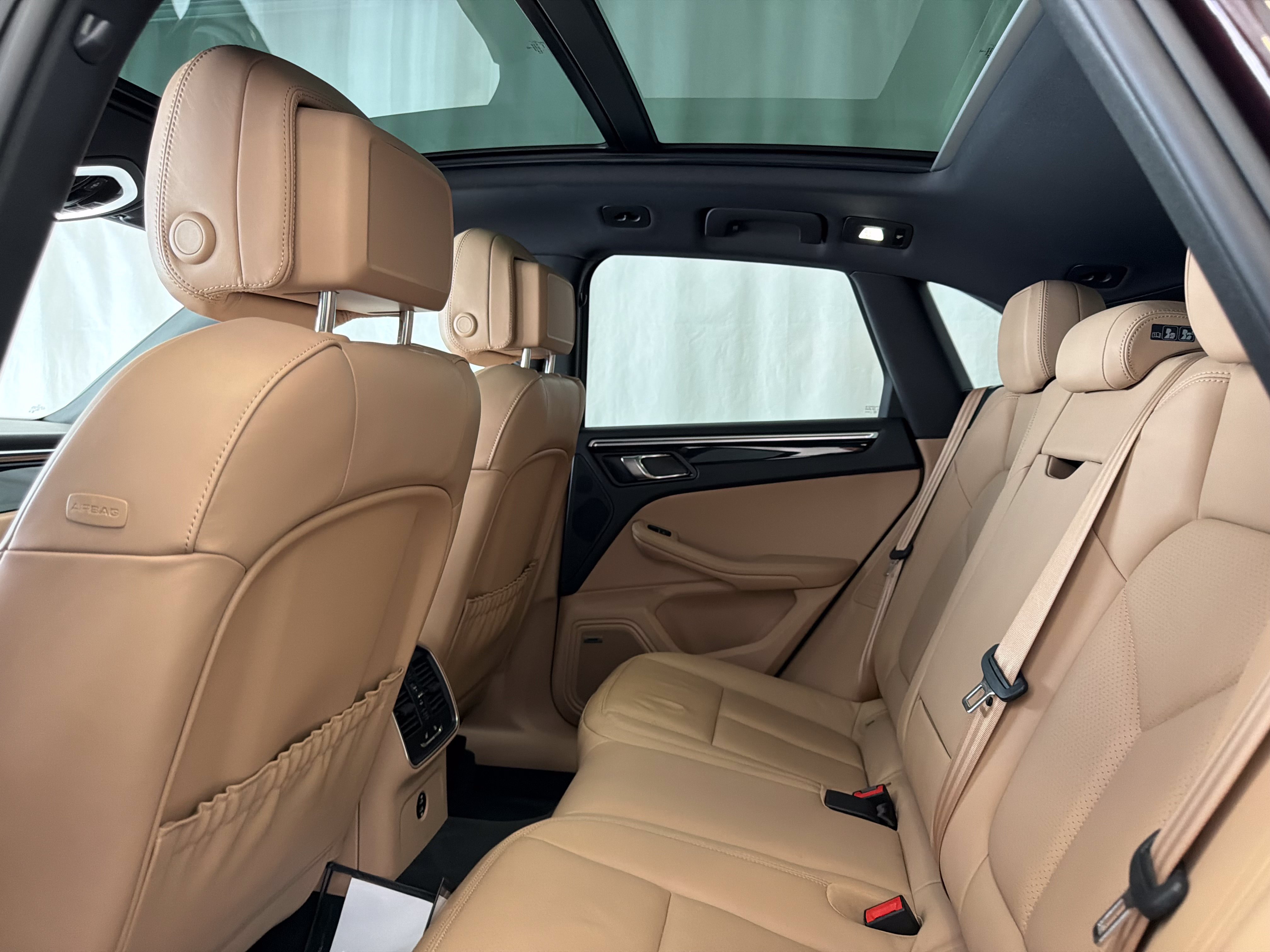 Certified 2024 Porsche Macan AWD/4WD image 26