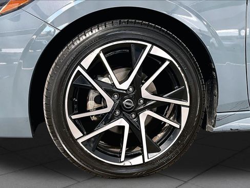 Used 2024 Nissan Sentra SR w/ SR Premium Package FWD image 11