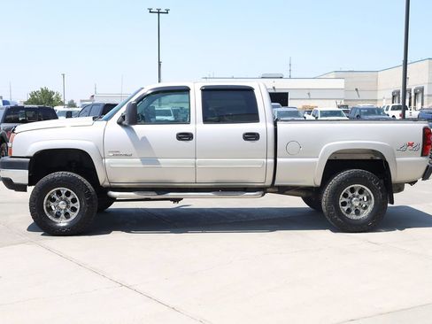 Used 2005 Chevrolet Silverado 2500 LS w/ Heavy-Duty Power Package AWD/4WD image 3