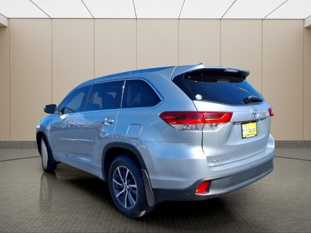 Used 2017 Toyota Highlander XLE AWD/4WD image 10