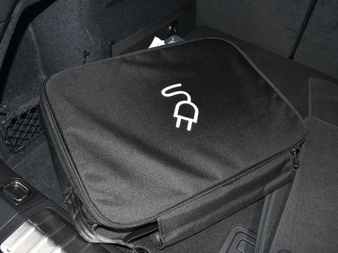 Certified 2025 Porsche Macan Electric image 29