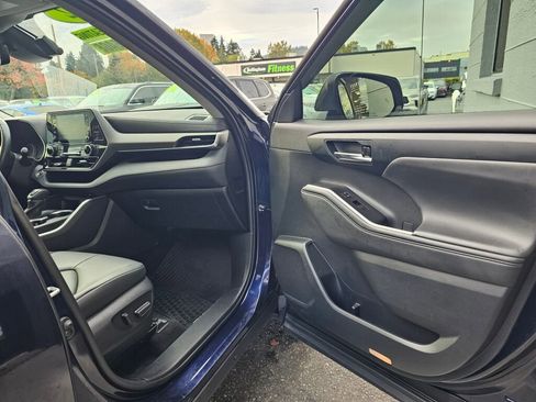 Used 2022 Toyota Highlander XLE image 9
