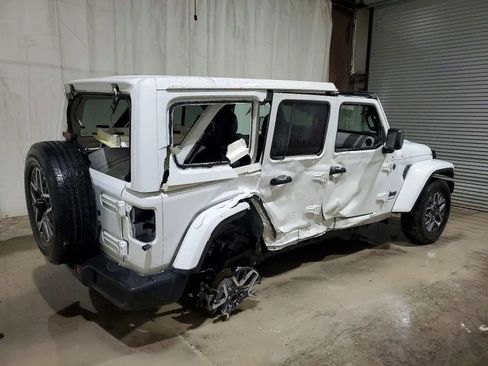 Used 2025 Jeep Wrangler Unlimited Sahara image 4