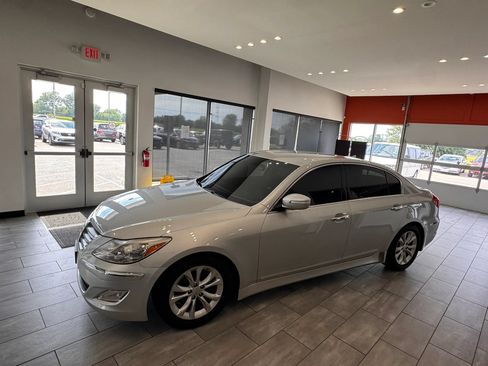 Used 2012 Hyundai Genesis 3.8 RWD image 8