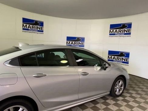 Used 2017 Chevrolet Cruze LT w/ Convenience Package image 2