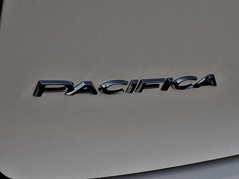 Certified 2024 Chrysler Pacifica Touring-L FWD image 8