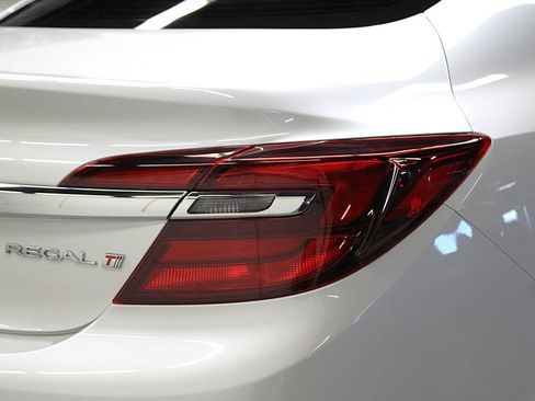 Used 2016 Buick Regal FWD image 35