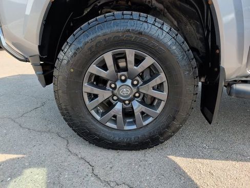 Used 2021 Toyota Tacoma SR5 AWD/4WD image 30