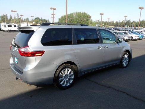 Used 2017 Toyota Sienna XLE w/ XLE Navigation Package AWD/4WD image 5