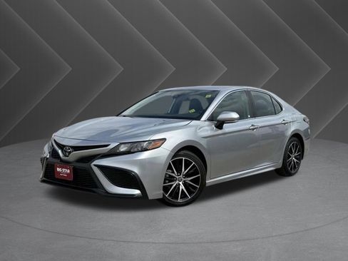 Used 2024 Toyota Camry SE w/ Convenience Package image 2