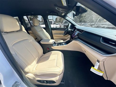 Used 2025 Jeep Grand Cherokee Limited image 30
