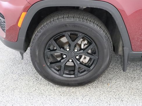Used 2025 Jeep Grand Cherokee Altitude AWD/4WD image 11
