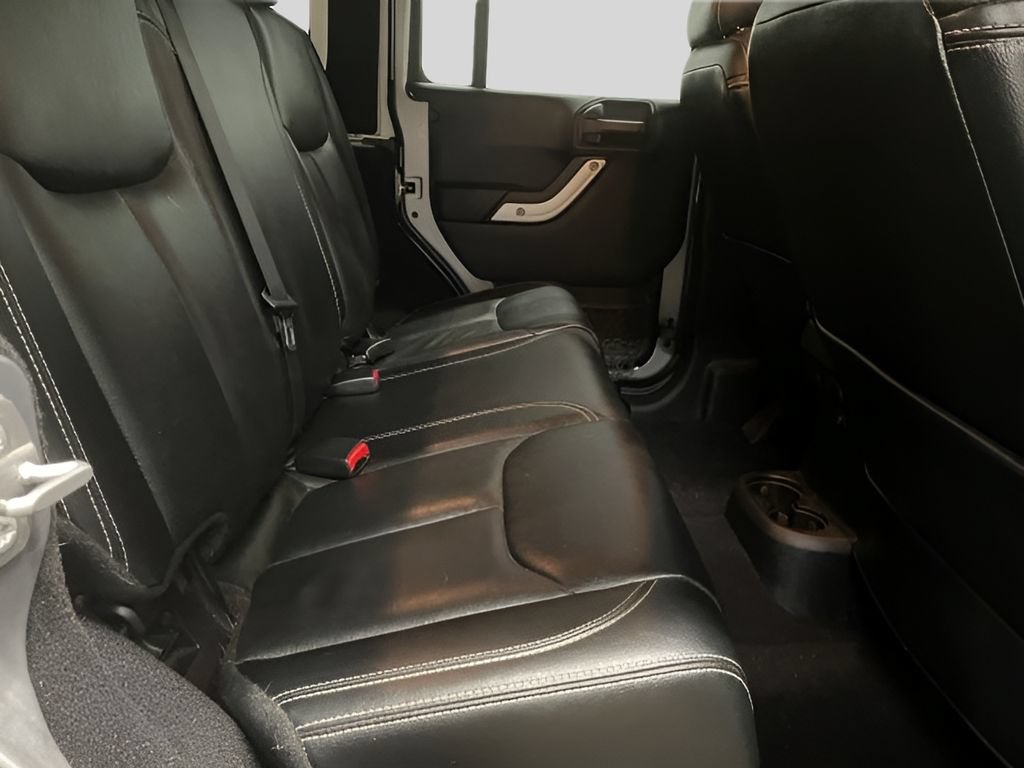 Used 2016 Jeep Wrangler Unlimited Sahara w/ Connectivity Group AWD/4WD image 17