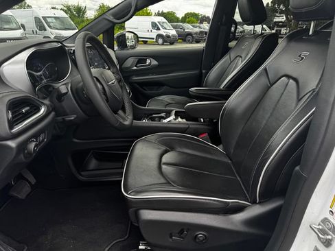 Certified 2025 Chrysler Pacifica Limited FWD image 22