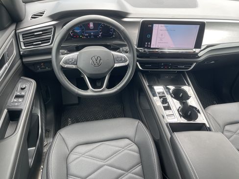 Certified 2025 Volkswagen Atlas Cross Sport SE w/ Panoramic Sunroof Package FWD image 7