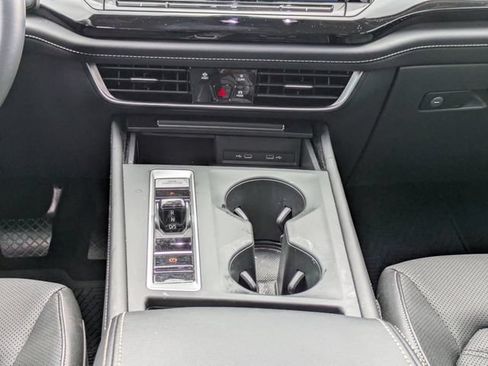 Certified 2024 Volkswagen Atlas SE FWD image 18