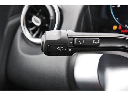 Used 2023 Mercedes-Benz GLB 250 4MATIC image 17