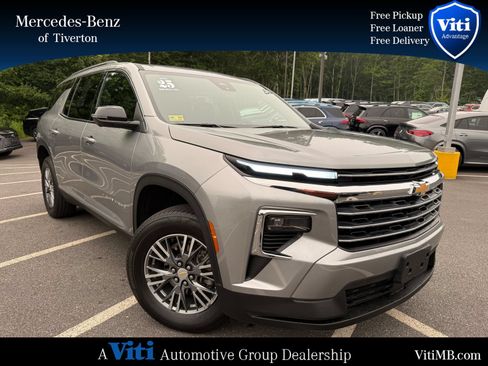 Used 2025 Chevrolet Traverse LT w/ Driver Confidence Package AWD/4WD image 1
