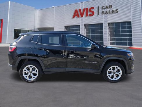 Used 2025 Jeep Compass Latitude w/ Sun & Sound Group AWD/4WD image 5
