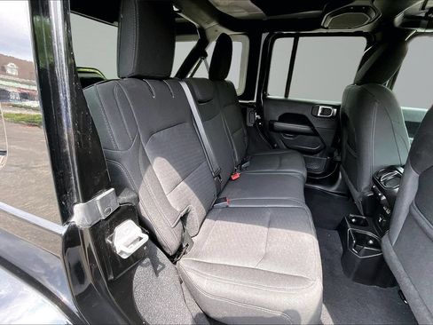 Used 2018 Jeep Wrangler Unlimited Sahara AWD/4WD image 14