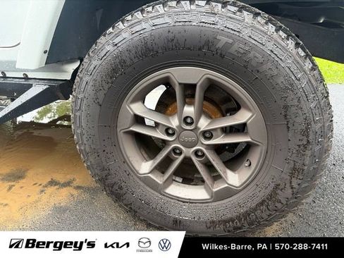 Used 2017 Jeep Wrangler Unlimited Sahara AWD/4WD image 6