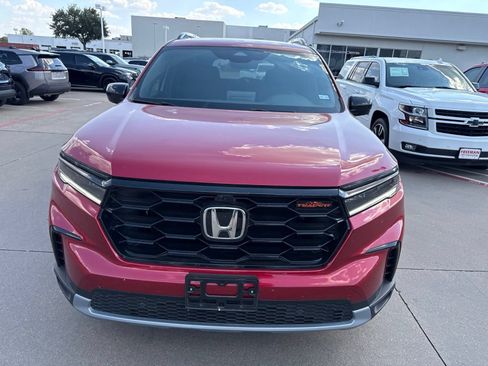 Used 2025 Honda Pilot TrailSport image 3