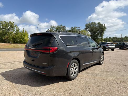 Used 2023 Chrysler Pacifica Limited FWD image 6
