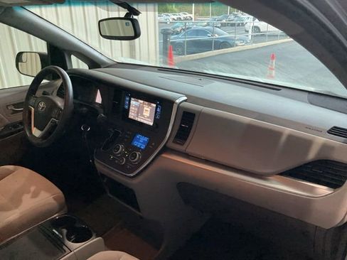 Used 2017 Toyota Sienna LE image 20