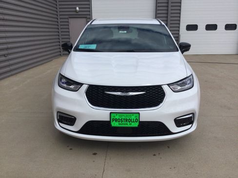 New 2026 Chrysler Pacifica Select AWD/4WD image 3